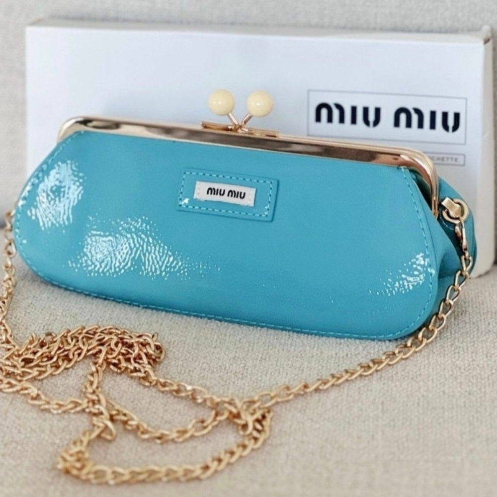 MIU MIU KISS LOCK PATENT/GLOSSY LEATHER CLUTCH-POCHETTE (GWP)